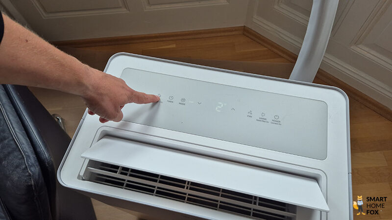 Nahaufnahme des Displays und der Bedientasten der Midea PortaSplit